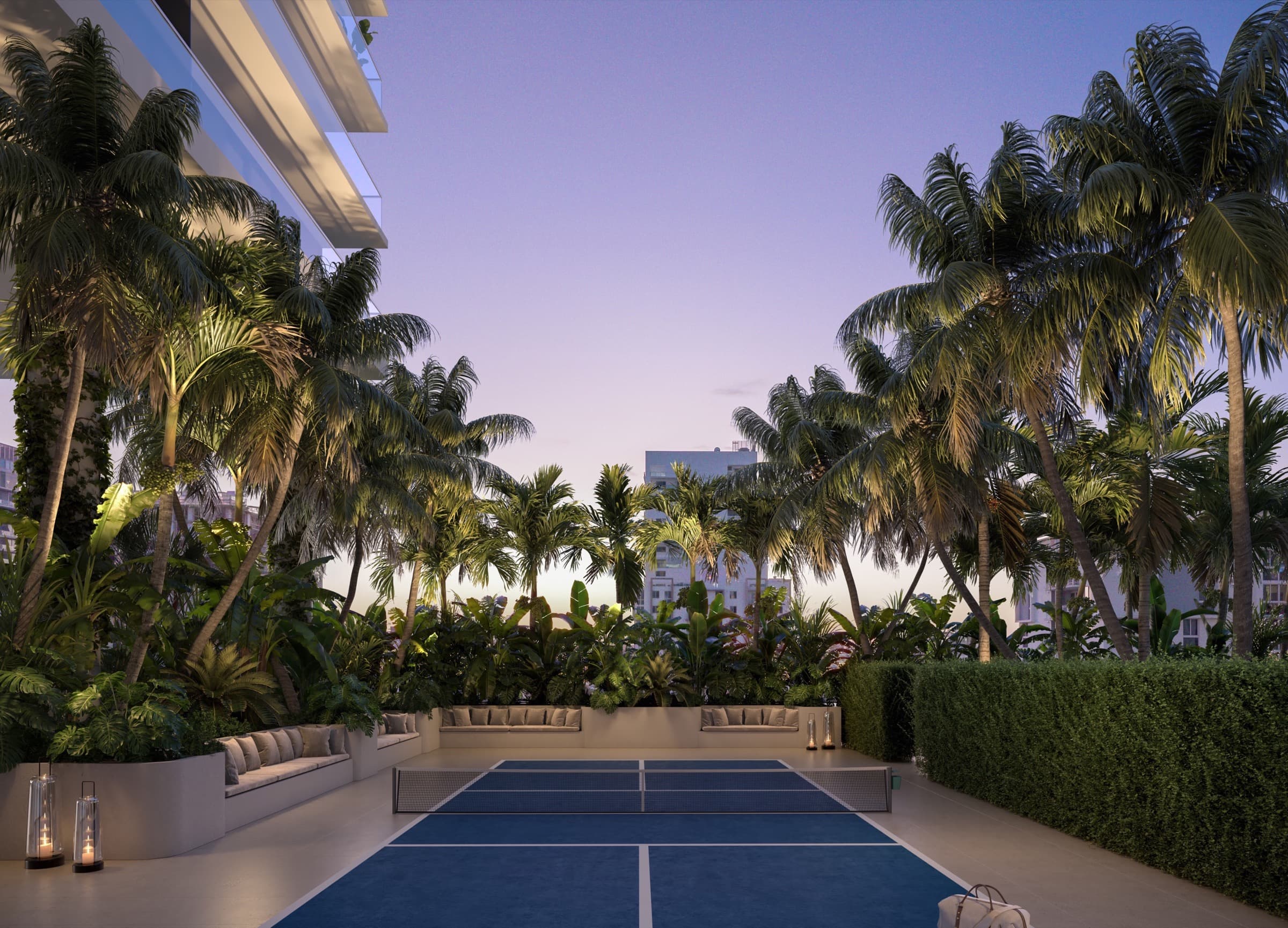 Cancha de pickleball entre jardines tropicales